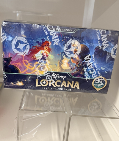 Disney Lorcana Geflüster aus der Tiefe 24 Booster Display Box - Deutsch