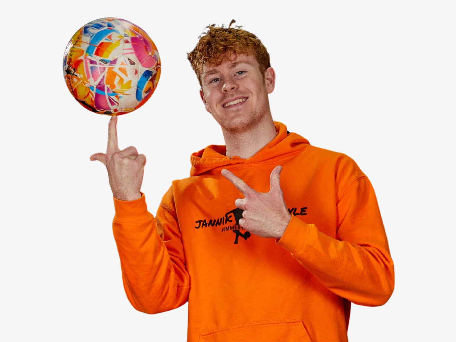 Fußball-Freestyler Jannik Freestyle im orangefarbenen Hoodie lässt einen bunten Ball auf dem Finger kreisen und zeigt auf sein Logo