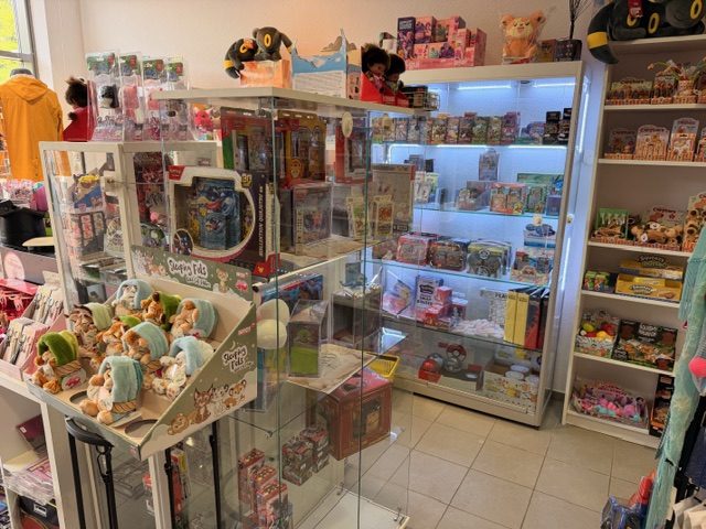 Vitrinen mit Sammelfiguren, Plüsch und Geschenkartikeln